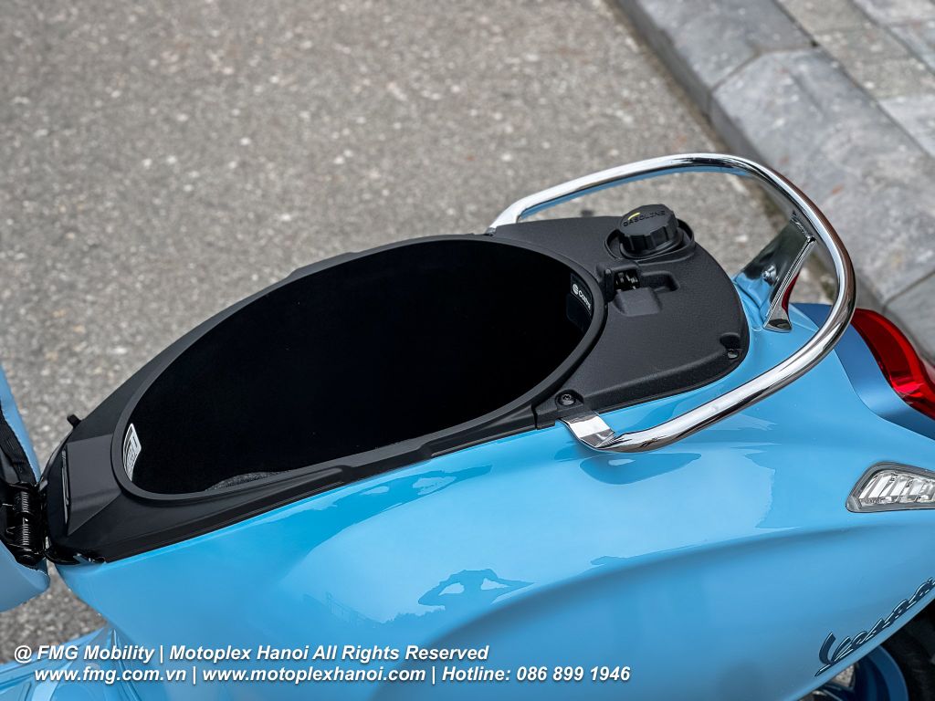 Cốp xe Vespa Primavera S 125 lớn có thể đựng được 2 chiếc mũ bảo hiểm nửa đầu cung nhiều vật dụng cá nhân khá