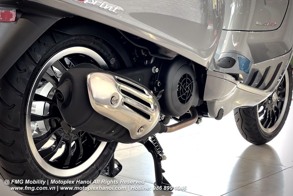 Vespa Sprint 125 có ốp ống xả chrome mờ đồng bộ toàn thân xe