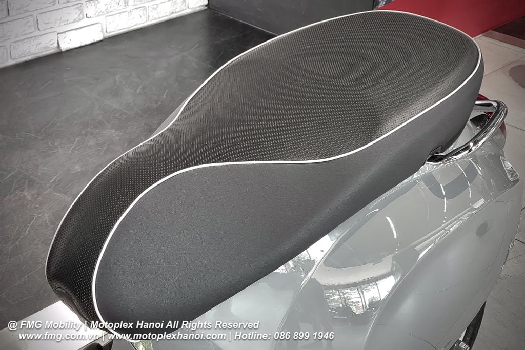 Yên xe Vespa Sprint được thiết kế mới công thái học êm ái kết hợp với đường viền trang trí