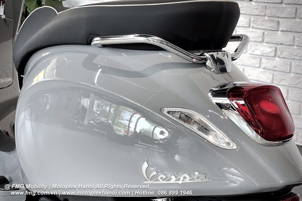 Tay xách trên Vespa Sprint 125 cũng được chrome