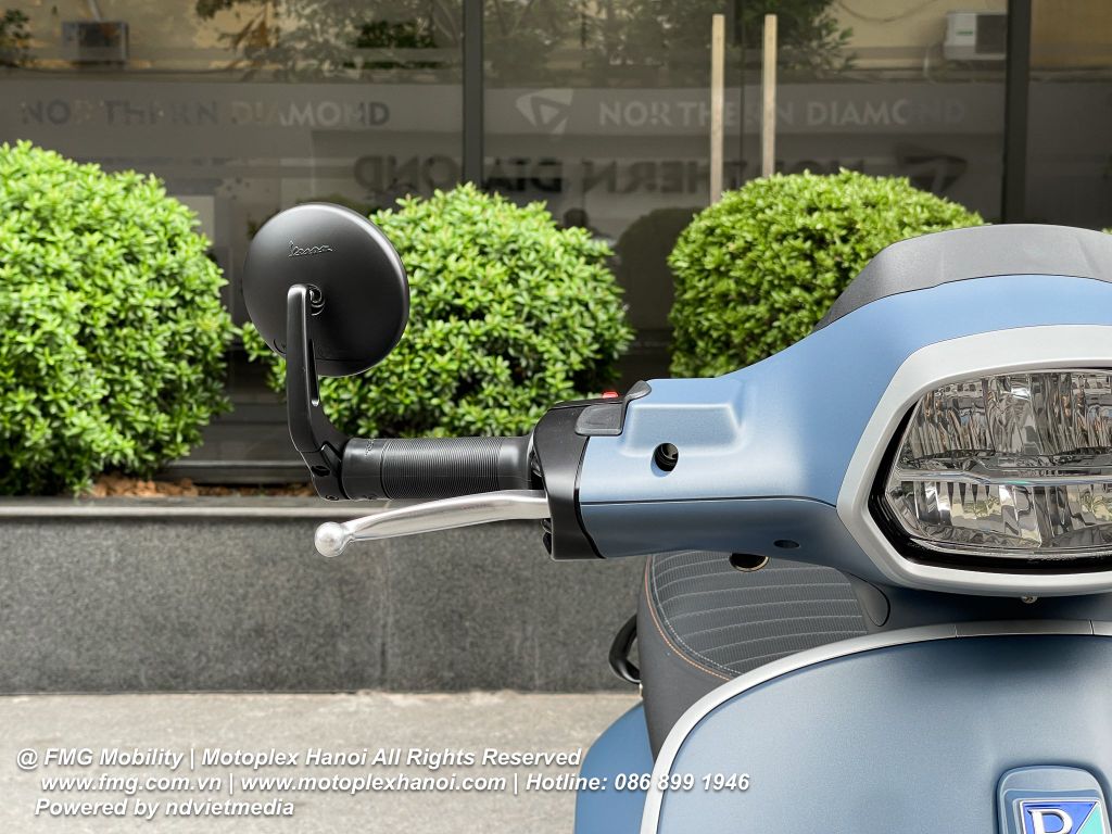 Gương xe với viền bo tròn cá tính với vị trí lắp đặt cuối tay lái.