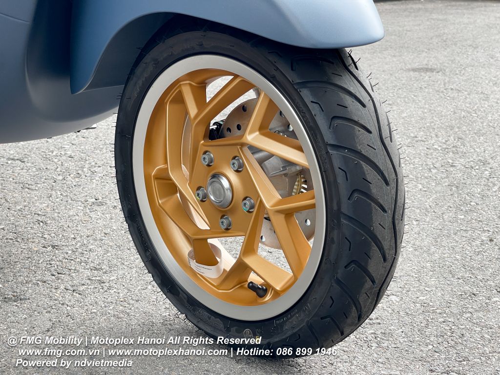 Mâm xe 12-inh đa chấu kết hợp Hệ thống chống bó cứng phanh ABS giúp lái xe an toàn trên mọi địa hình