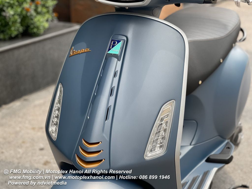 Cụm cà vạt biểu tượng của Vespa được làm mới, kèm theo hộc gió được tinh chỉnh, tạo hiệu ứng thị giác sắc nét, góc cạnh