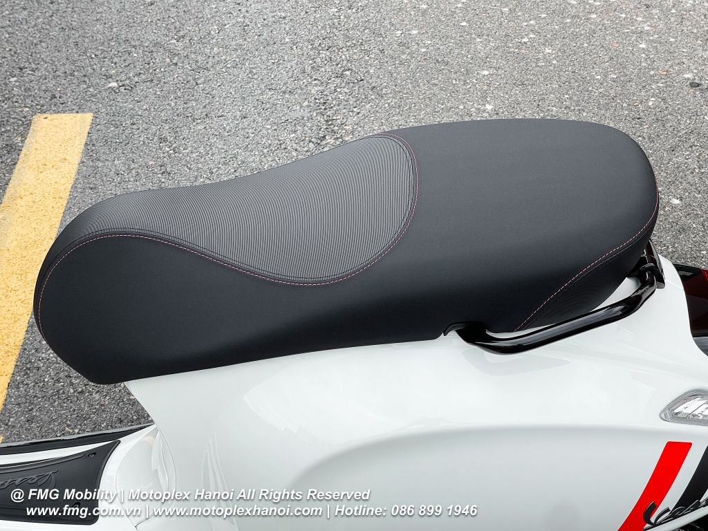 Yên xe Vespa Sprint S 125 - 2025 được thiết kế mới công thái học với đường viền trang trí nổi bật