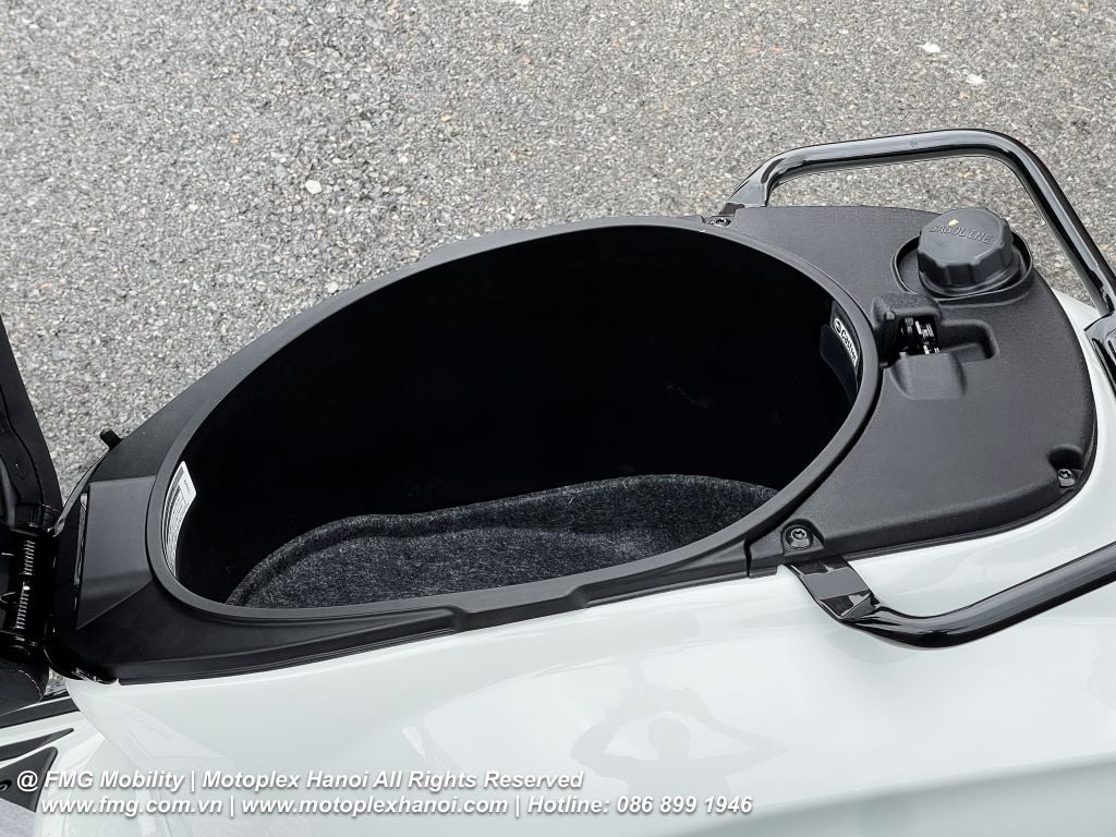 Cốp xe Vespa Sprint S 125 lớn có thể đựng được 2 chiếc Mũ bảo hiểm nửa đầu hoặc 01 Mũ bảo hiểm Fullface