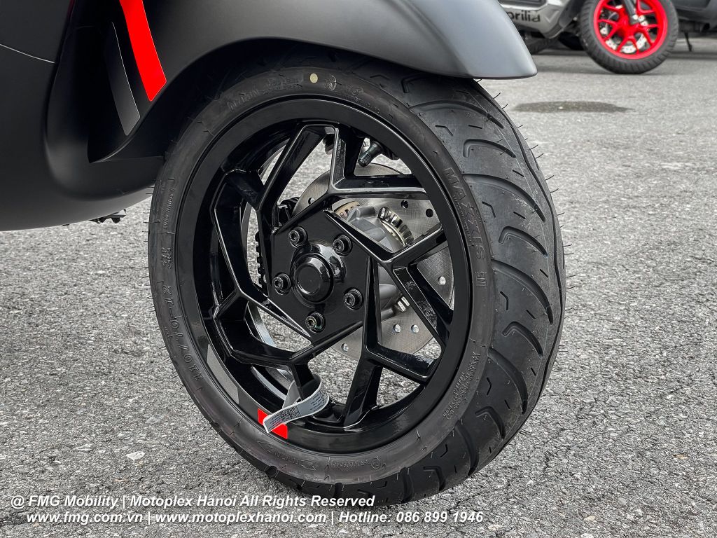 Mâm xe 12-inh đa chấu kết hợp Hệ thống chống bó cứng phanh ABS giúp lái xe an toàn