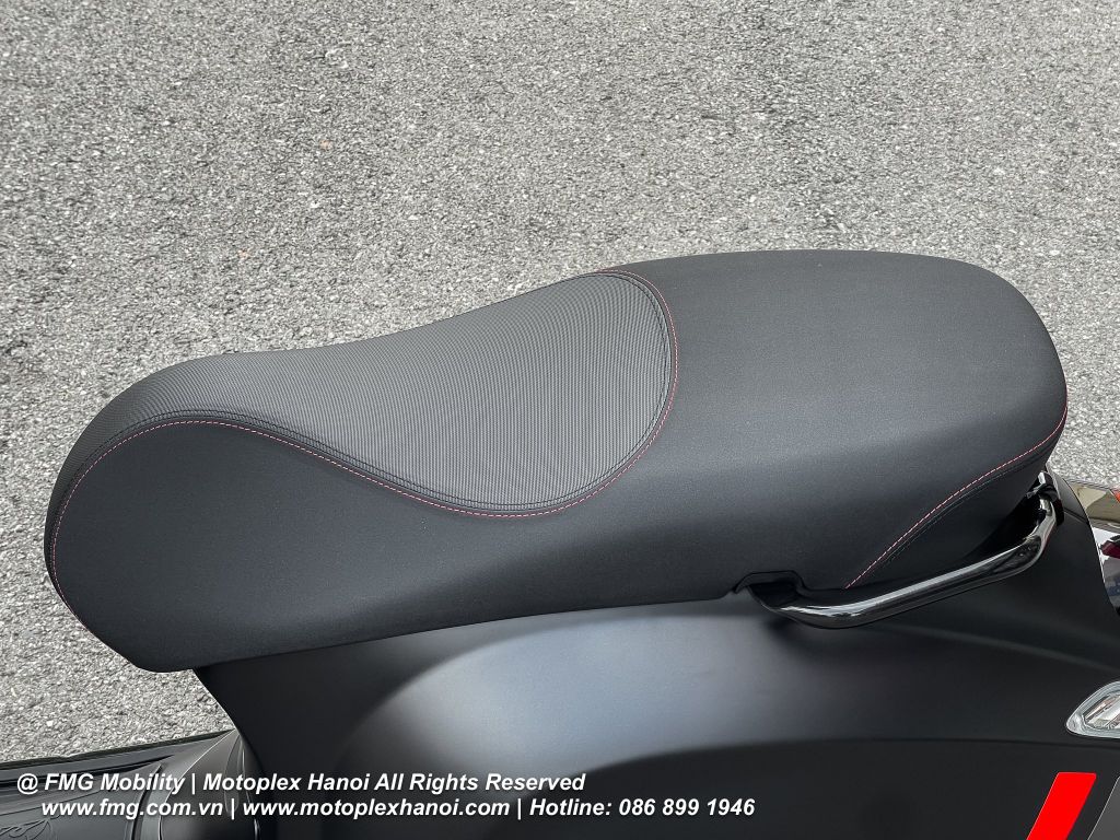 Yên xe Vespa Sprint S 150 được thiết kế công thái học mang lại cảm giác ngồi êm ái