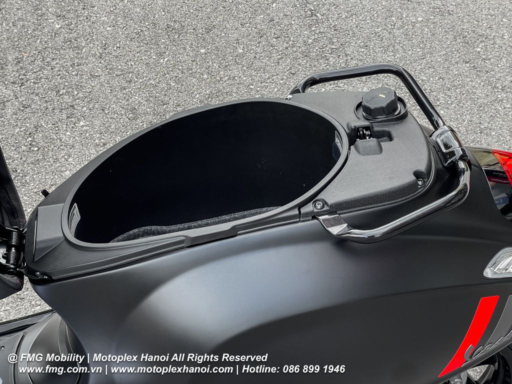 Cốp xe Vespa Sprint S 150 lớn chứa được 2 chiếc mũ bảo hiểm nửa đầu