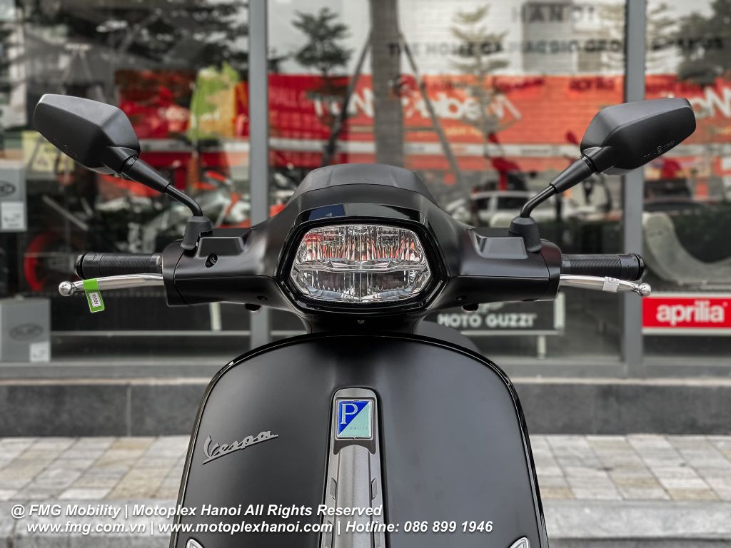 Phần đầu đèn Vespa Sprint S 150 được thiết kế hình đa giác đường viền đen