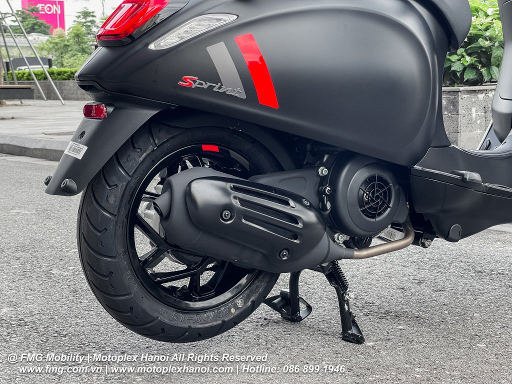 Ốp ống xả được sơn đen mờ trên Vespa Sprint S 150 đậm chất thể thao, khỏe khoắn