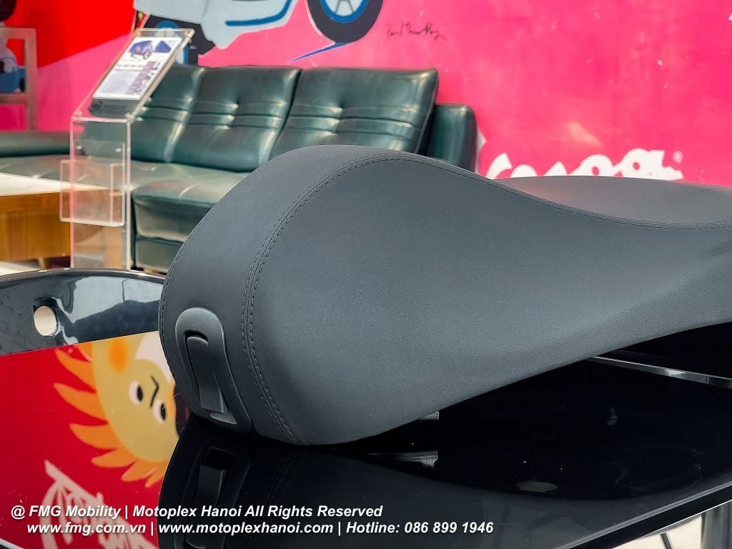 Yên Xe Mickey Mouse cho Vespa Primavera Và Vespa Sprint - 1B011717 chính hãng tại FMG Mobility | Motoplex Hanoi