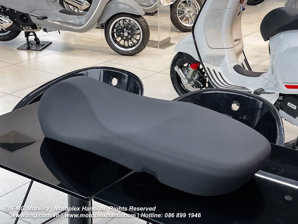 Yên Xe Mickey Mouse cho Vespa Primavera Và Vespa Sprint - 1B011717 chính hãng tại FMG Mobility | Motoplex Hanoi