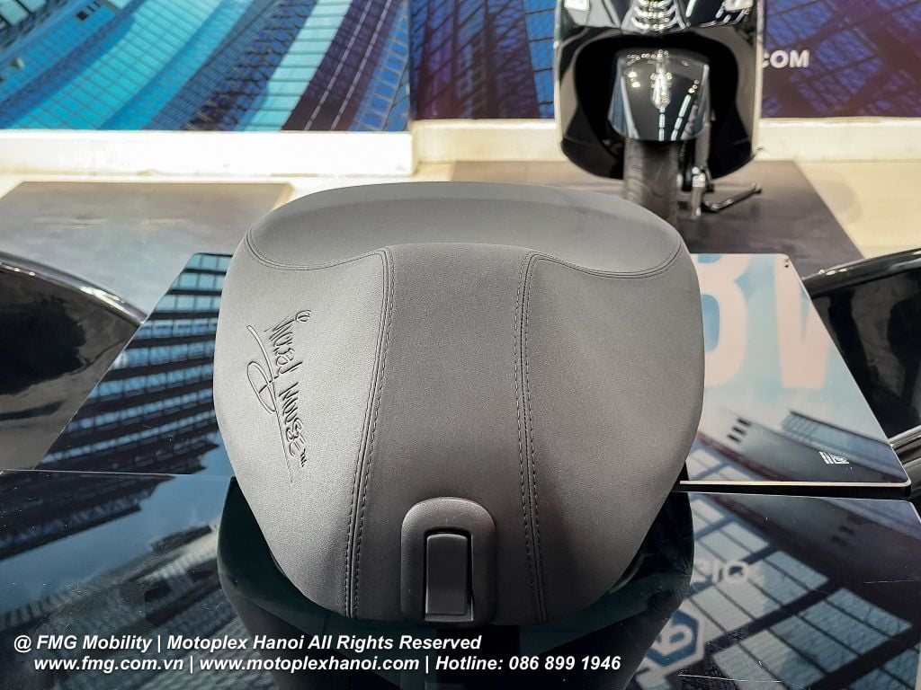 Yên Xe Mickey Mouse cho Vespa Primavera Và Vespa Sprint - 1B011717 chính hãng tại FMG Mobility | Motoplex Hanoi