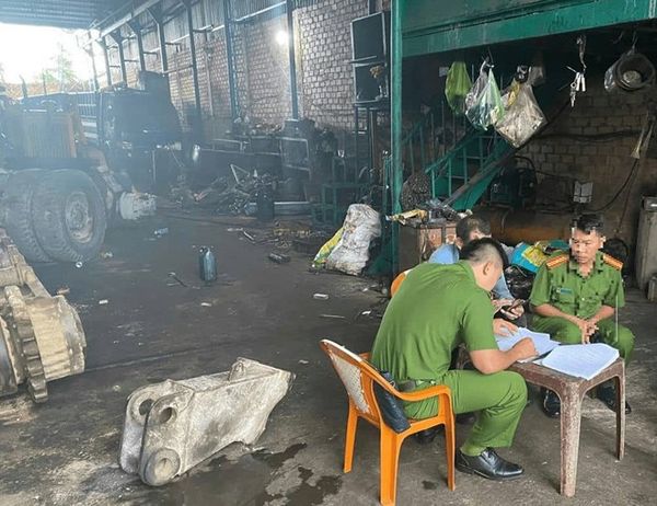 Các cơ sở sửa chữa, dịch vụ xe ô tô bị phạt vì không quản lý chất thải nguy hại đúng quy định, nguy cơ gây ô nhiễm môi trường.