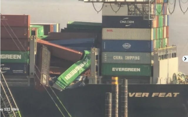 Ảnh container rơi xuống biển, tàu Evergreen