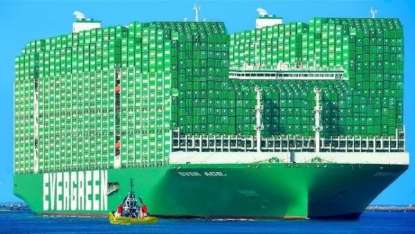 Ảnh container rơi xuống biển, tàu Evergreen