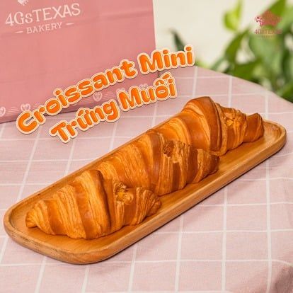 Bánh Sừng Trâu Trứng Muối: Hương Vị Độc Đáo Khó Cưỡng Từ 4Gs Texas Bakery!