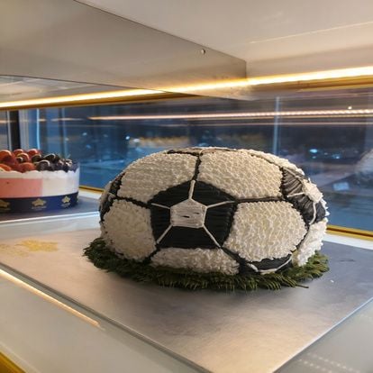 Bánh Kem Hình Trái Banh: Món Quà Độc Đáo Cho Tín Đồ Thể Thao Tại 4Gs Texas Bakery!