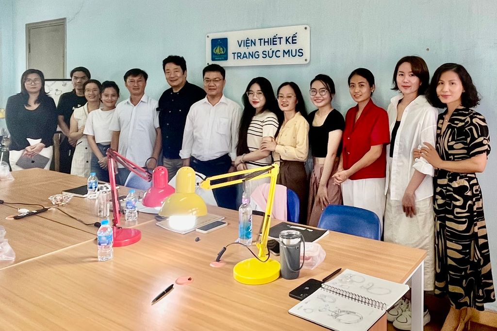 Lớp thiết kế trang sức giao lưu với  chuyên gia trang sức Nhật Bản