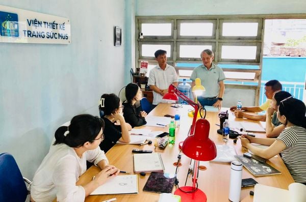 Chủ Tịch Hội Đá Quý Việt Nam - Tiễn sĩ Hoàng Thế Ngữ thăm lớp học thiết kế trang sức tại MUS