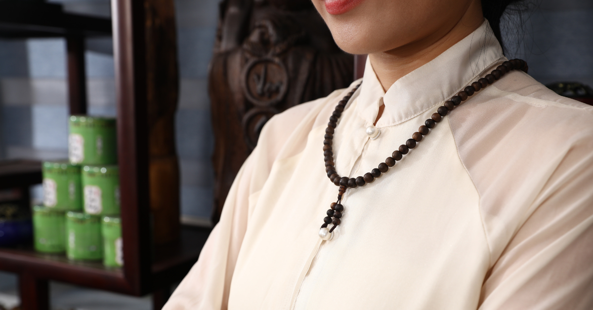 Lột Xác Phong Cách – Chỉ Với Một Chuỗi Trầm Hương