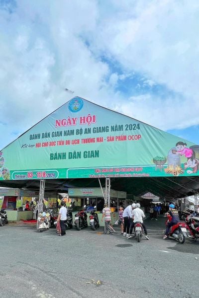 Trầm Hương Sao Việt tại lễ hội bánh dân gian nam bộ tại An Giang