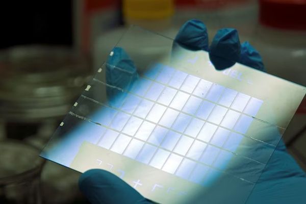 Sau pin mặt trời mái nhà là pin mặt trời “tường nhà”