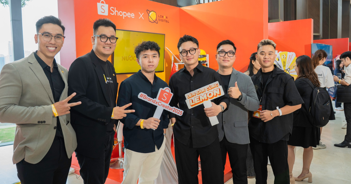Khoảnh khắc cùng nhau rạng rỡ check-in trước quầy booth Lemon Digital