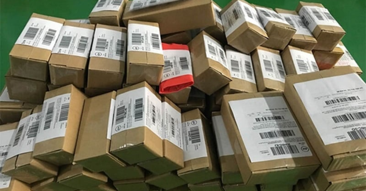 Niêm phong gói hàng và dán phiếu gửi hàng [Hình ảnh]