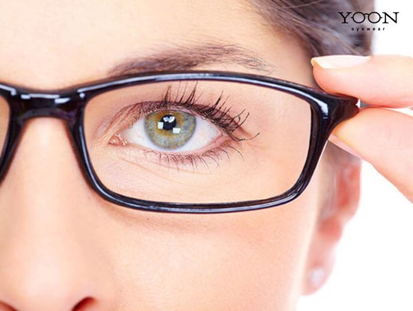 AI CẦN ĐEO KÍNH LỌC ÁNH SÁNG XANH