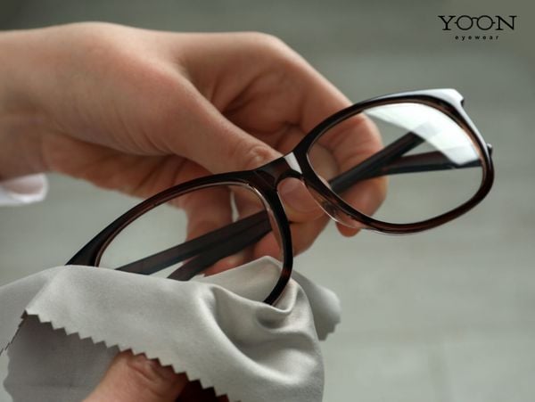 CẦN CHĂM SÓC TRÒNG KÍNH CHỐNG TRẦY XƯỚC NHƯ THẾ NÀO?