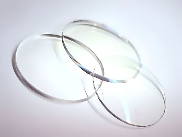 Chọn Kính Theo Chất Liệu Tròng Kính