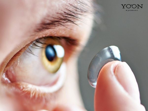 CÓ NÊN SỬ DỤNG KÍNH ÁP TRÒNG BAN ĐÊM HAY KHÔNG?