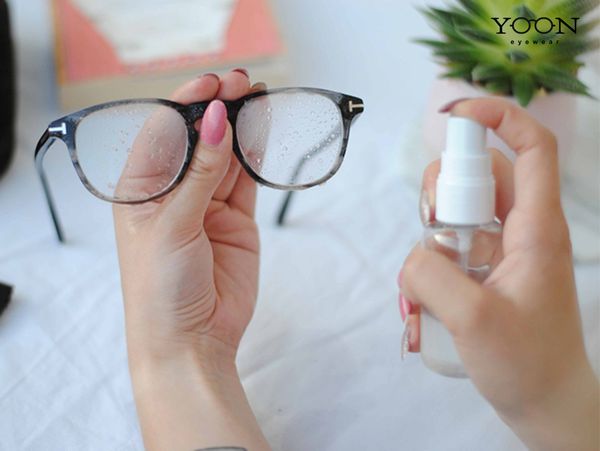 Dùng Bình Xịt Chống Mờ Cho Kính