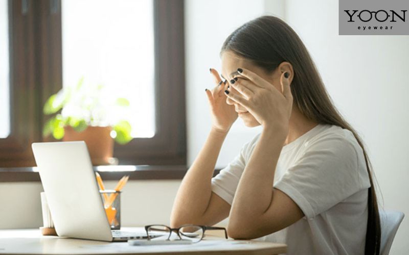 Mỏi mắt thường đi kèm nhiều triệu chứng khác ảnh hưởng đến cuộc sống