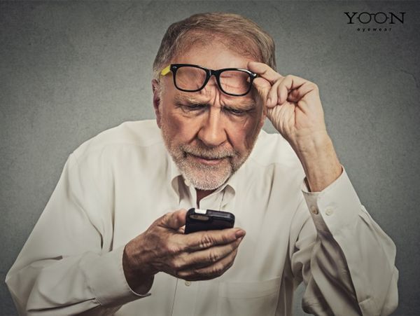 KHI NÀO NGƯỜI CAO TUỔI CẦN ĐEO KÍNH MẮT?