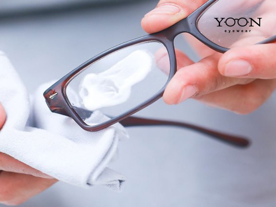 RỬA KÍNH BẰNG XÀ PHÒNG ĐỂ NGĂN MỜ