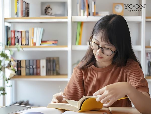 TẠI SAO NÊN SỬ DỤNG KÍNH ĐỌC SÁCH CHỐNG MỎI MẮT