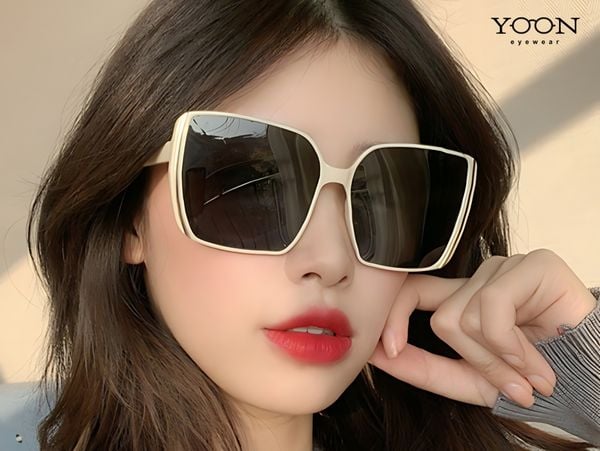 TẠI SAO PHẢI LỰA CHỌN TRANG PHỤC PHÙ HỢP VỚI GỌNG KÍNH VUÔNG