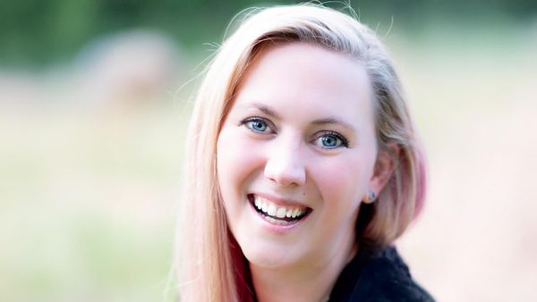 Rebecca Yarros bùng nổ trên bảng xếp hạng sách bán chạy