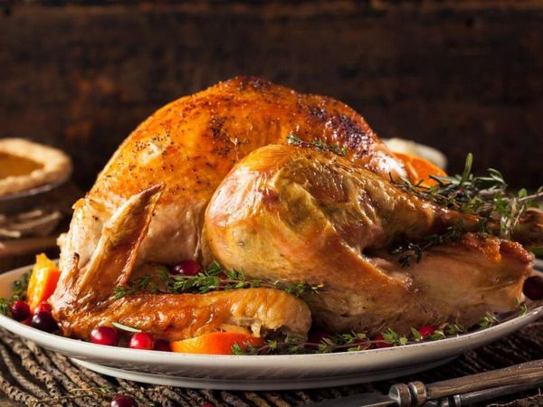 Rắc tiêu lên gà sau khi nướng để món ăn thêm phần đậm đà