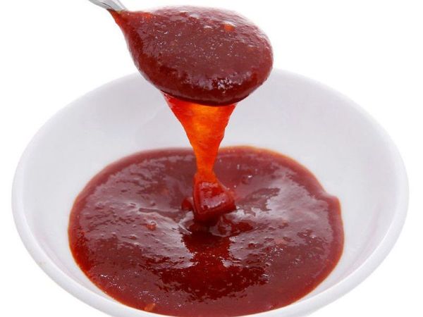 Hòa quyện gia vị để tạo nên nước sốt tokbokki đậm đà, cay cay