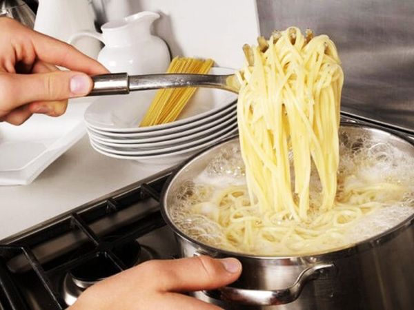 Luộc mì spaghetti theo hướng dẫn trên bao bì