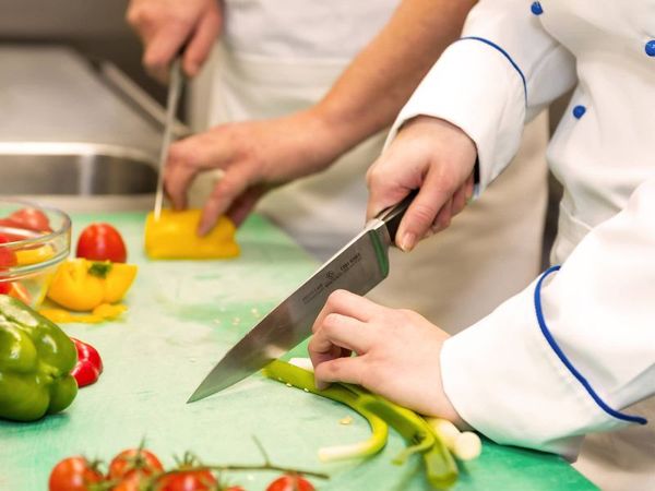 Tránh tiếp xúc quá lâu với thực phẩm chứa axit để bảo vệ dao