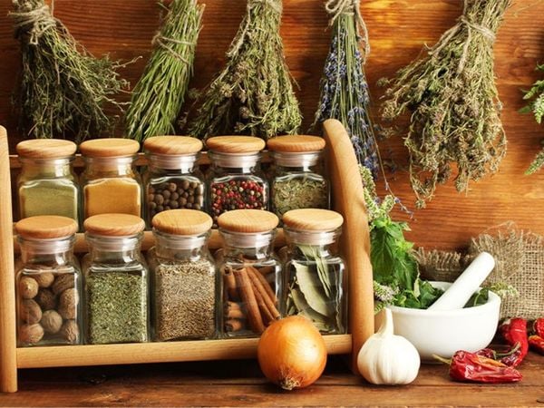 Bảo quản gia vị trong hộp kín