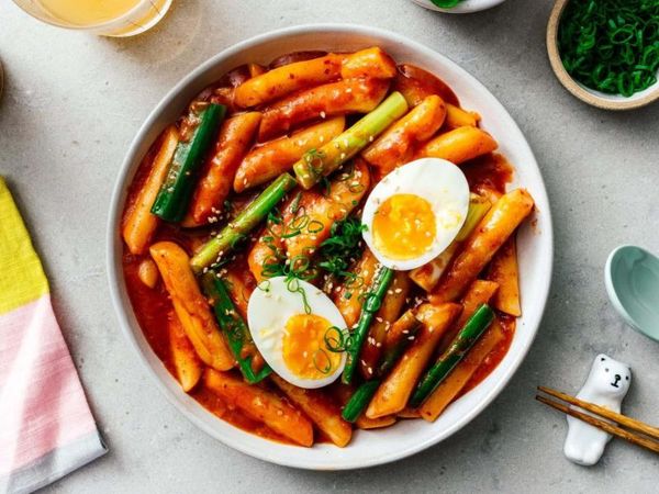 Hoàn thiện món tokbokki phô mai hấp dẫn