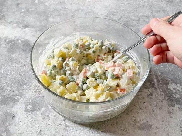 Trộn các nguyên liệu đến khi thấm sốt