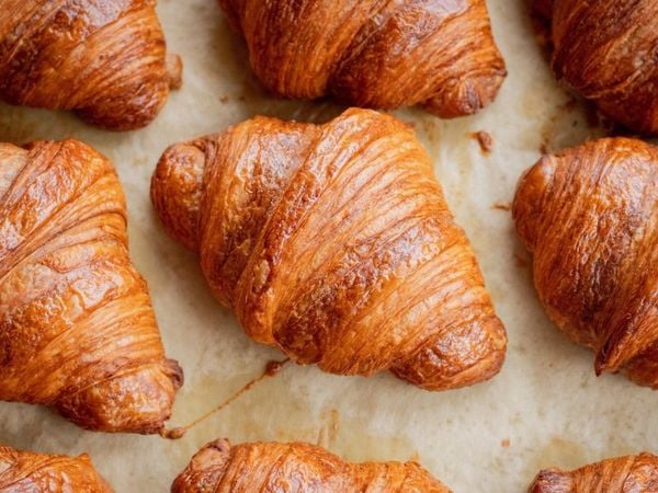 Nướng bánh đến khi bánh vàng đều và giòn xốp