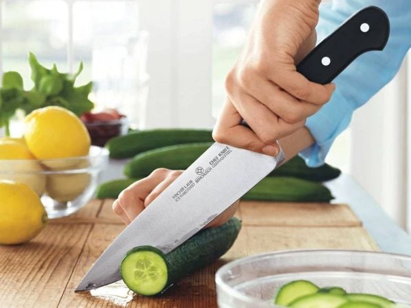 Chọn loại thớt phù hợp như thớt gỗ hoặc thớt nhựa mềm