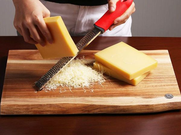 Bào phô mai dễ dàng và tiết kiệm thời gian